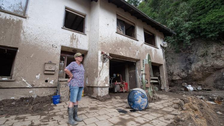 Altenahr: Eine Anwohnerin vor ihrem durch die Hochwasserkatastrophe völlig zerstörtem Haus.