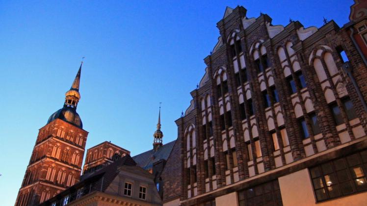 Stimmungsvoll: Nikolaikirche und Backsteingiebel im Abendlicht.