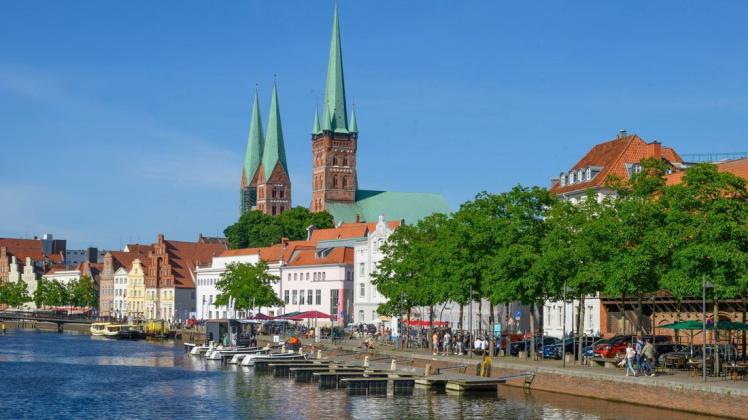 Großstadtidylle: Die Altstadtinsel vom Malerwinkel jenseits der Kanaltrave aus gesehen.