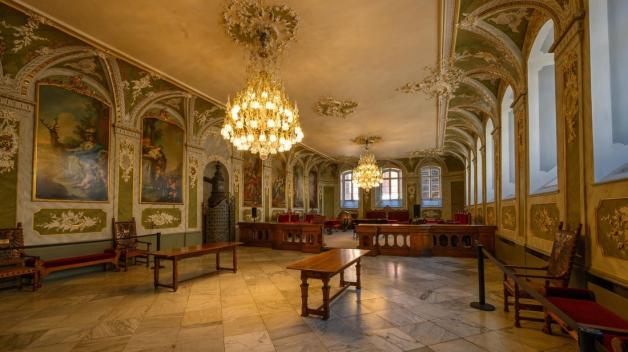 Der Audienzsaal im Lübecker Rathaus ist die gute Stube der Stadt. Hier kann man auch heiraten - umgeben von feinstem Rokoko. Der Audienzsaal im Lübecker Rathaus ist die gute Stube der Stadt. Hier kann man auch heiraten - umgeben von feinstem Rokoko.