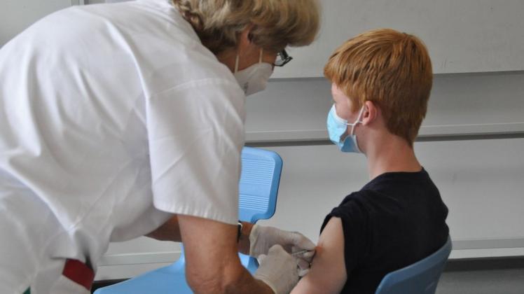 Der zwölfjährige Niklas aus Bramsche hat sich am Donnerstag bei der Sonderimpfaktion in der IGS Bramsche seine Erstimpfung bei Schwester Marlen von den Maltesern abgeholt.