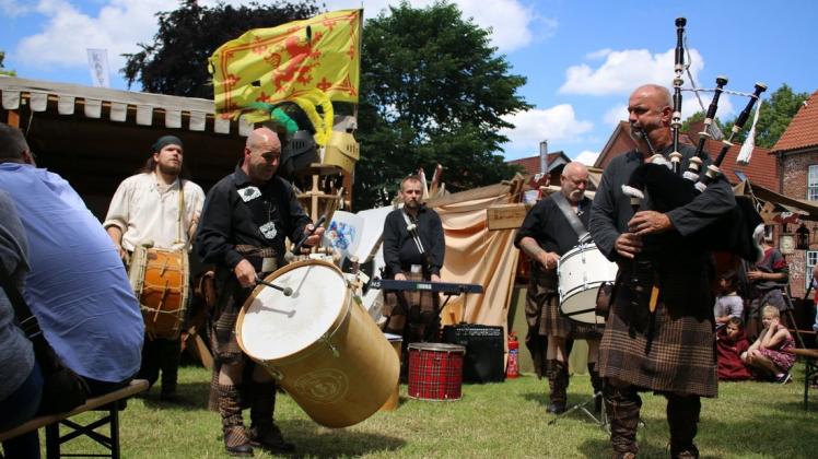 Sorgt auf dem Wildeshauser Mittelaltermarkt neben zwei weiteren Bands für musikalische Unterhaltung: Die Gruppe Nae Borra aus Lohheide. Sorgt auf dem Wildeshauser Mittelaltermarkt neben zwei weiteren Bands für musikalische Unterhaltung: Die Gruppe Nae Borra aus Lohheide.