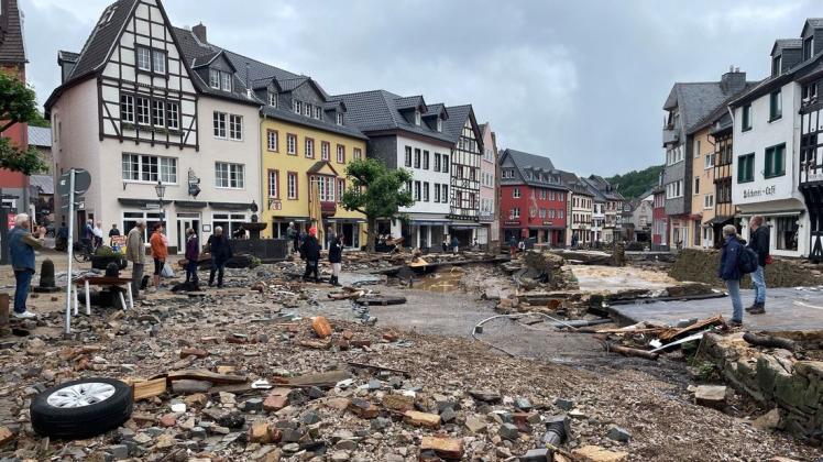 Blick in eine Straße in Bad Münstereifel nach schweren Regenfällen und dem Hochwasser der Erft.