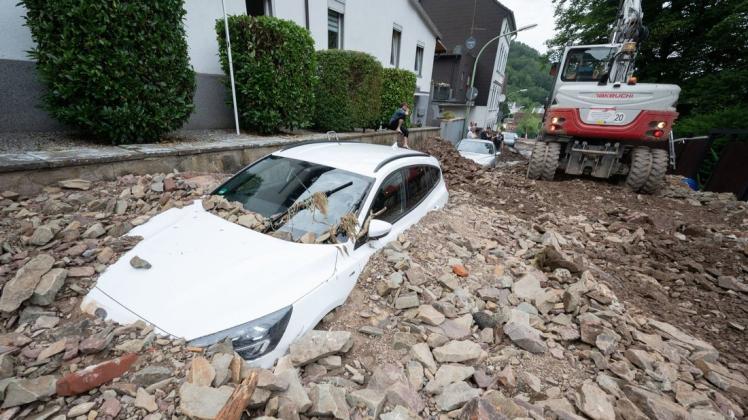 Zerstörte Autos nach der Flut: Wer zahlt für die immensen Schäden? Hier ein Bild aus Hagen.