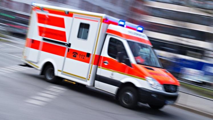 Eine Autofahrerin und zwei Kinder wurden nach dem Unfall auf der Adelheider Straße in Delmenhorst per Rettungswagen in Krankenhäuser gebracht.