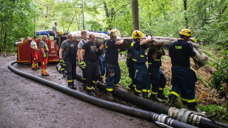 In den Überschwemmungsgebieten in NRW kommen Helfer des THW zum Einsatz. Auch hiesige Ortsverbände könnten angefordert werden und stellen sich einsatzbereit. In den Überschwemmungsgebieten in NRW kommen Helfer des THW zum Einsatz. Auch hiesige Ortsverbände könnten angefordert werden und stellen sich einsatzbereit.