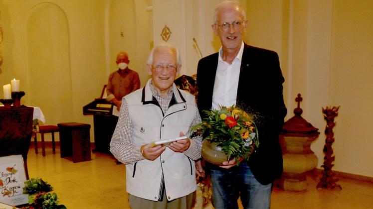 Bürgermeister Viktor Hermeler ehrte Heinz Oberwestberg für 28 Jahre an der Spitze des Senioren-Teams Icker-Vehrte.