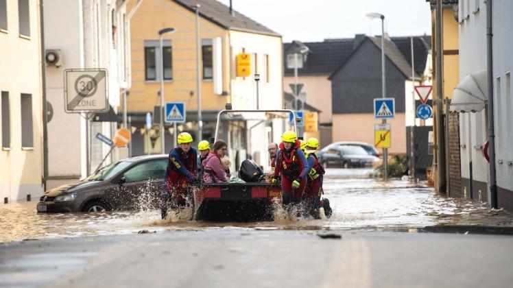 In NRW ist es am Mittwoch in Folge von Starkregen zu Überschwemmungen gekommen. Aus zahlreichen Regionen sind Rettungskräfte in die Hochwassergebiete gefahren, um zu helfen.