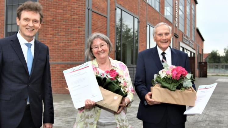 Elke Bühner und Joachim Teubner sind Träger des Lingener Bürgerpreises 2020. Die Urkunden überreichte Oberbürgermeister Dieter Krone (links).