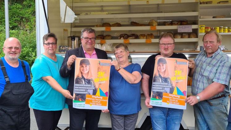 Gemeinsam gegen das Virus: Marktbeschicker mit Bürgermeister Holger Elixmann laden Kunden ein, sich am Donnerstag auf dem Tomblaine-Platz impfen zu lassen