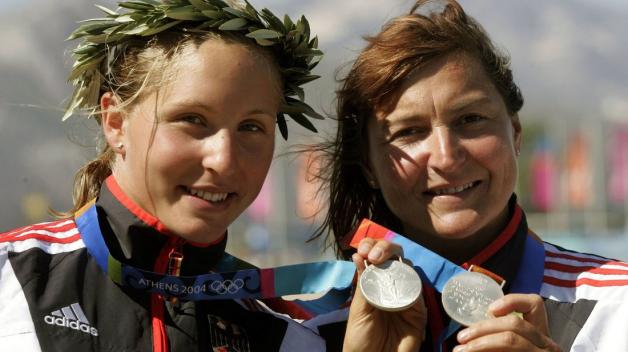 Carolin Leonhardt (links) war 19, Birgit Fischer 42: Bei den olympischen Spielen in Athen holten sie Silber im Zweier-Kajak und Gold im Vierer-Kajak.