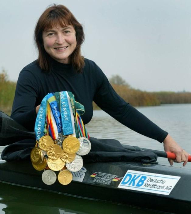 Ein seltener Anblick: Birgit Fischer präsentiert ihre gesammelten Medaillen.