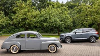 Klassiker gegen Moderne: Links der legendäre Volvo-Buckel PV 444, rechts der elektrische XC40.