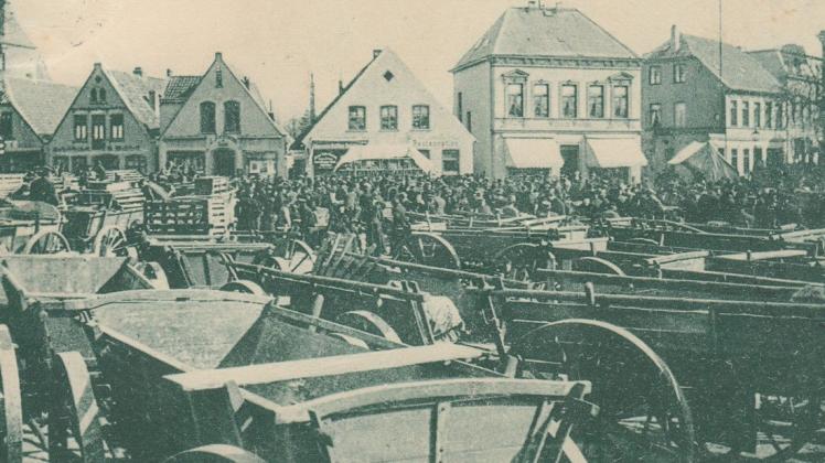 Berühmt im ganzen Nordwesten: der Delmenhorster Schweinemarkt zu Beginn des 20. Jahrhunderts. Die Häuser im Hintergrund stehen an der Langen Straße auf Höhe des Marktplatzes.