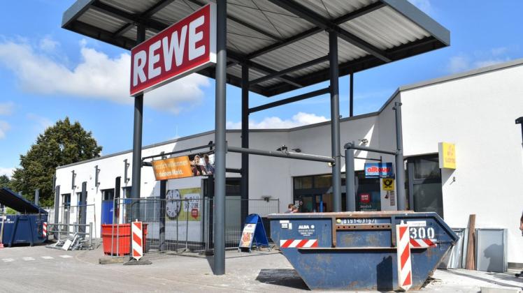 Der Rewe-Supermarkt in Güstrow wird umgebaut. Die Geschäfte im Eingangsbereich haben geöffnet.