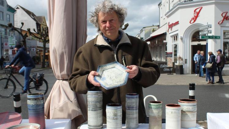 Beim Töpfermarkt von Christian Schumann auf dem Kirchenplatz mit vertreten ist Christoph Schulz mit seinen Keramiken.