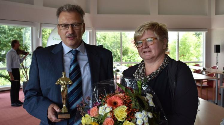 Ein ganz besonderes Dankeschön für das Haus und Professor Bernd Frank hatte Leezens Bürgermeisterin Manuela Müller: Den Leezen-Oscar.