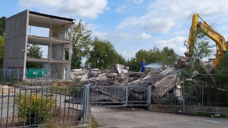 Eine kleine Ecke links steht noch, der Rest des ehemaligen Schulgebäudes in der Quitzower Straße in Perleberg ist bereits abgerissen.