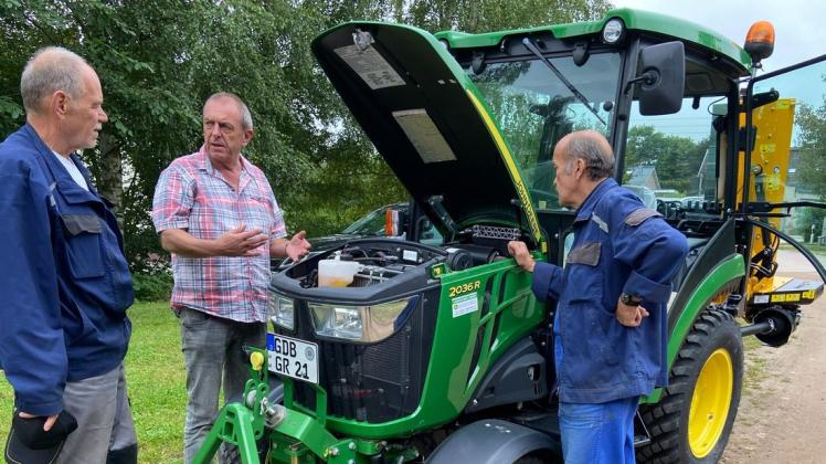 Tipps zum Gebrauch des Traktors gab Ralf Taschner von der Firma Landtechnik Nesow den Gemeindearbeitern Uwe Baumgart und Alexander Krieger (r.).