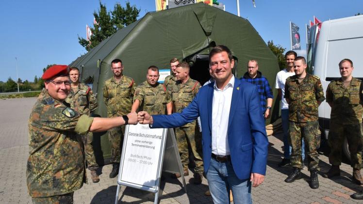 Die Bundeswehr beendet ihre Mithilfe in den mobilen Impfteams des Landkreises Rostock: Landrat Sebastian Constien (r.) bedankte sich für die Unterstützung bei Oberstleutnant Timo Bogolowski.