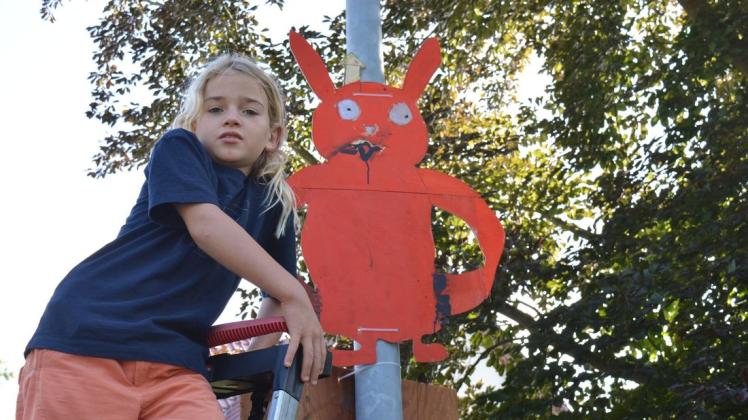 Mit seinem roten Pikachu beteiligt sich Eljah Knierim an der Straßenkunstausstellung in Qualitz.
