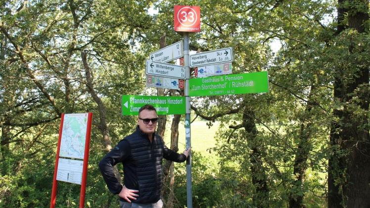Jan Conrad vor dem Knotenpunkt 33 zwischen Scharleuk, Klein Lüben und Bälow. Seit Herbst 2019 ist er hier der "Knotenpunktpate".