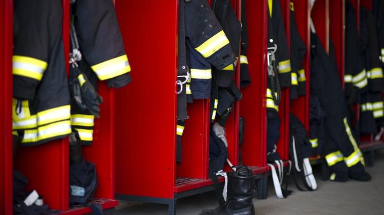 Die Einsatzkleidung soll Feuerwehrleute schützen. Doch wenn diese kontaminiert ist, steigt für Brandschützer das Gesundheitsrisiko.