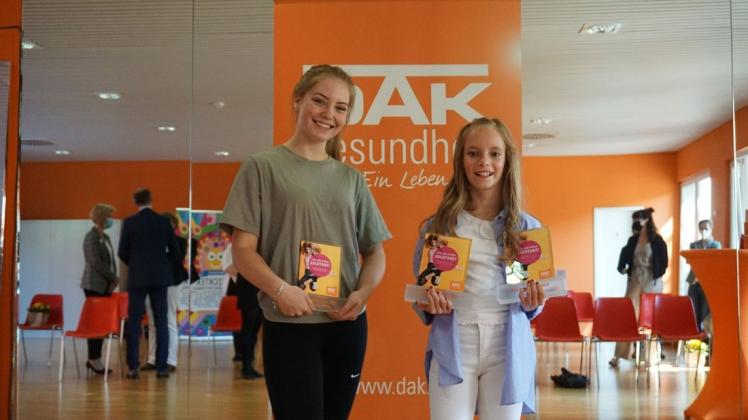 Sie haben bei der DAK-Dance-Challenge in ihren Altersklassen abgeräumt: Jette Albrecht (l.) hat den Landessieg MV, Lia Baldauf sogar den Bundessieg errungen.