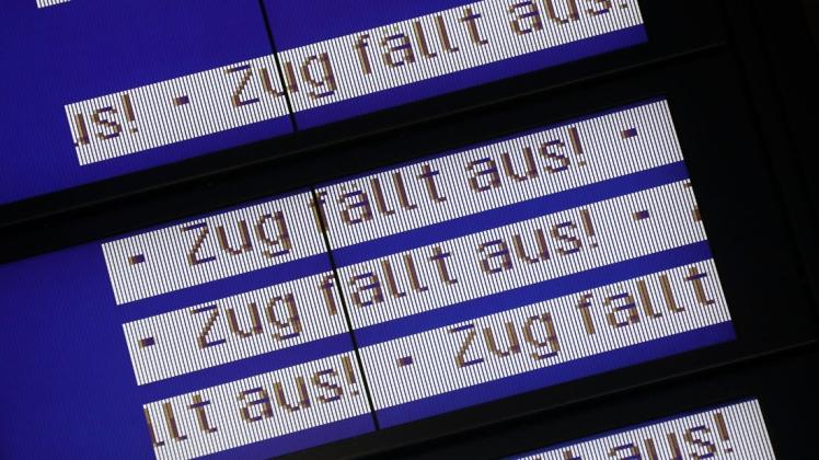 Die Anzeigetafel auf dem Hauptbahnhof informiert über Zugausfälle wegen des erneuten bundesweiten Streiks der Gewerkschaft Deutscher Lokomotivführer.