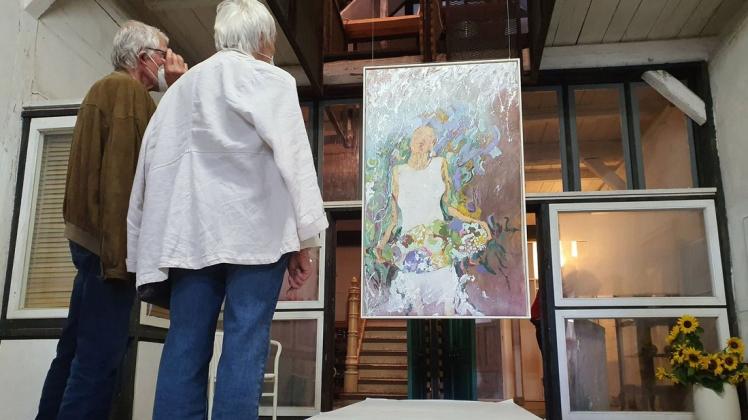 Überaus glücklich war die Künstlerin Barbara Vollmer mit ihrem Bild „selbst Märchen“. Zu sehen ist dies nun auf der Abschieds-Ausstellung im Hof Randlage in Haar.