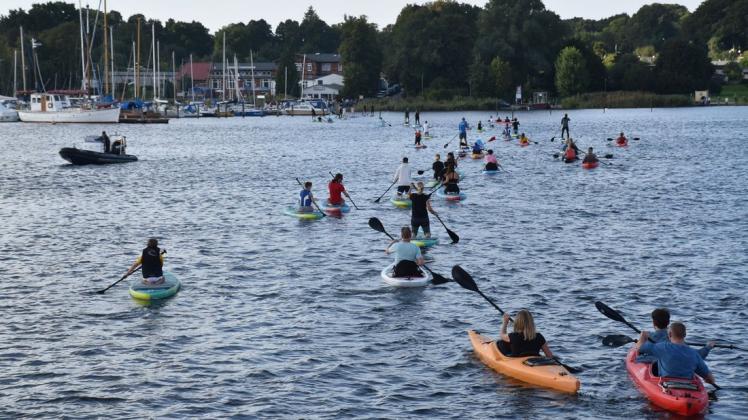 In einer leichten Kurve soll ab 2025 eine Brücke über die Warnow Gehlsdorf mit dem Stadthafen verbinden. Etwa 50 Wassersportler stellten die künftigen Verlauf der Querung am Sonnabend nach. In einer leichten Kurve soll ab 2025 eine Brücke über die Warnow Gehlsdorf mit dem Stadthafen verbinden. Etwa 50 Wassersportler stellten die künftigen Verlauf der Querung am Sonnabend nach.