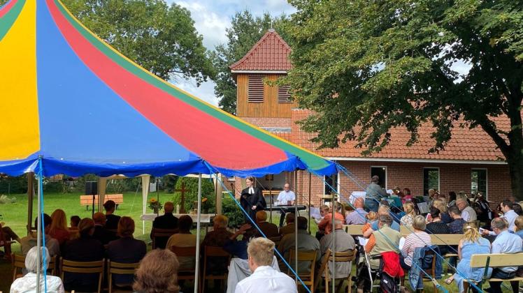 Zehn Jahre ist es jetzt schon her, dass die Kirche in Zweedorf wiedererrichtet und geweiht wurde. Das wurde am Sonnabend gebührend gefeiert.