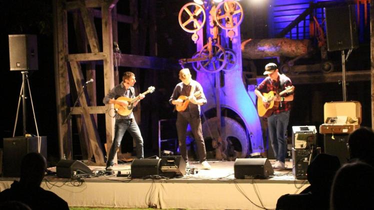 Die Band Snaarmarwaar brachte „Stringband-Power“ aus Belgien auf die Bühne des Windros-Festivals in Mueß.