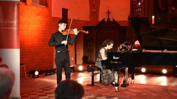 Zur Eröffnung des Konzerts spielten Erasmus Koch an der Violine und Lilit Grigoryan am Klavier.