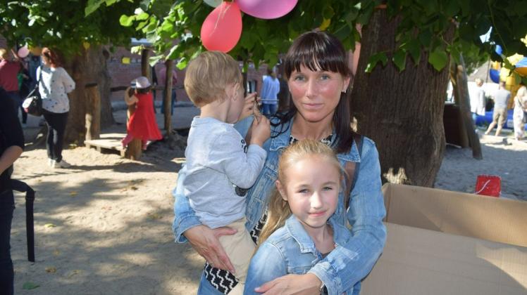 Entschied sich bewusst für die Wariner Regenbogen-Kita für ihre Kinder Larissa (8) und jetzt auch für den kleinen Bruder Enno (2) – Katrin Piske aus Göllin im Bützower Raum