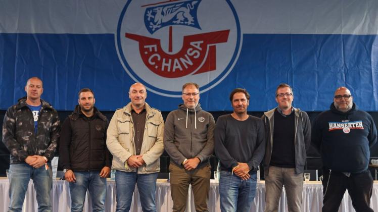 Der neue Aufsichtsrat des FC Hansa, von links: Sebastian Eggert, Immanuel Fuhrmann, Michael Brügmann, Christian Stapel, Rainer Lemmer, Henryk Bogdanow und Frank Schollenberger