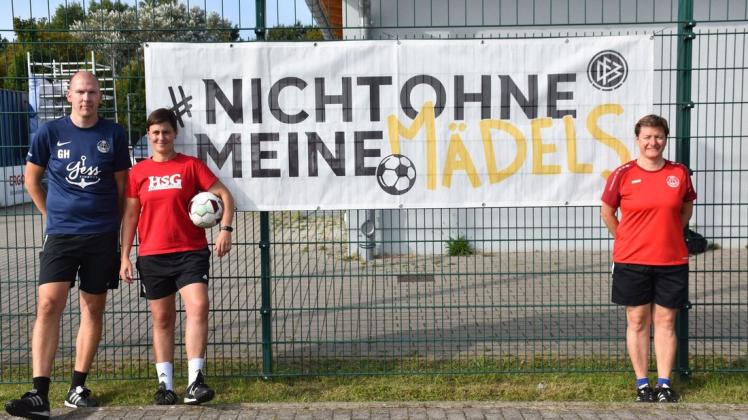Frauen- und Mädchenfußball-Koordinatorin Antje Schröder und das Trainerteam der weiblichen B-Jugend Gunnar Hinckfoth und Gesine Schuer freuen sich über alle fußballinteressierten Mädchen, die zu Besuch kamen.