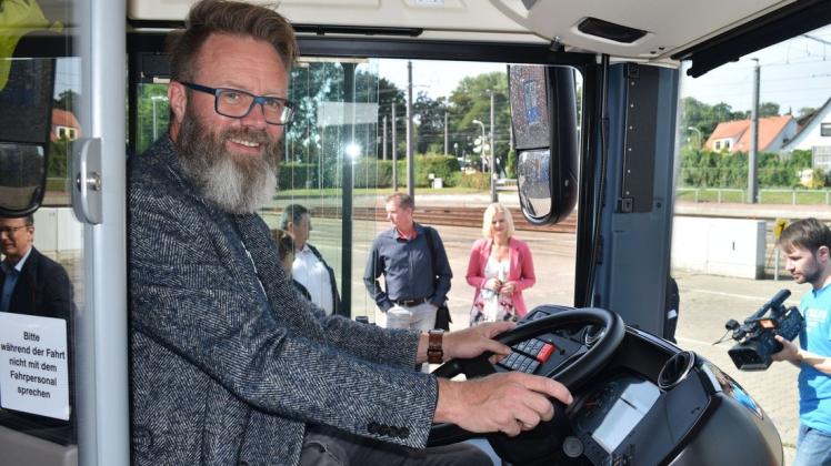 Nahm als erster auf dem Fahrersitz des neuen Elektrobusses Platz: Rostocks Oberbürgermeister Claus Ruhe Madsen.