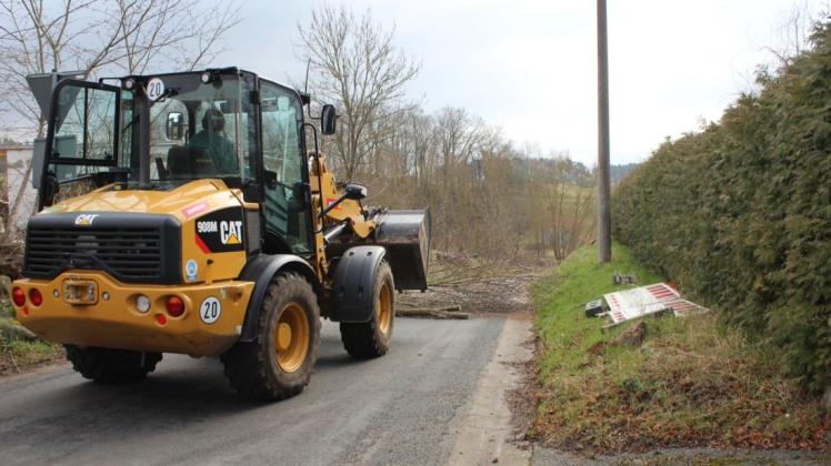 Vorbereitungsarbeiten für den Ausbau: An der Kreisstraße 105 zwischen Kritzow und Gneven wurden bereits im vergangen Februar Bäume und Sträucher gefällt.