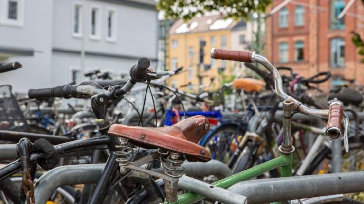 Wo besonders viele Fahrräder abgestellt werden, finden Diebe auch immer wieder Gelegenheiten, ein Zweirad zu klauen. Der Schweriner Hauptbahnhof und der Marienplatz sind laut Polizei Schwerpunkte.