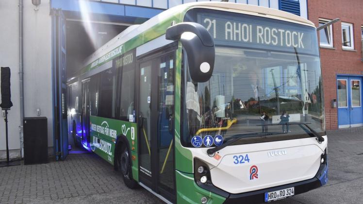 Die Rostocker Straßenbahn AG hat am Montag die ersten beiden Elektrobusse in Dienst gestellt.