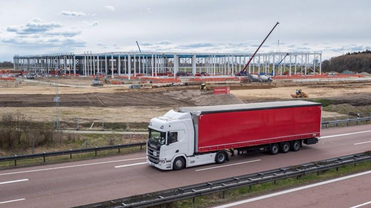 Amazon baut ein riesiges Logistikzentrum im Gewerbepark Ostsee bei Dummerstorf.