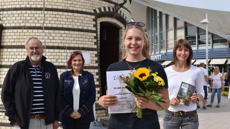 Strahlt über die Überraschung: Sophie Hanschmann (17) aus Leipzig erhält als 40.000. Besucherin des Warnemünder Leuchtturms eine Urkunde.