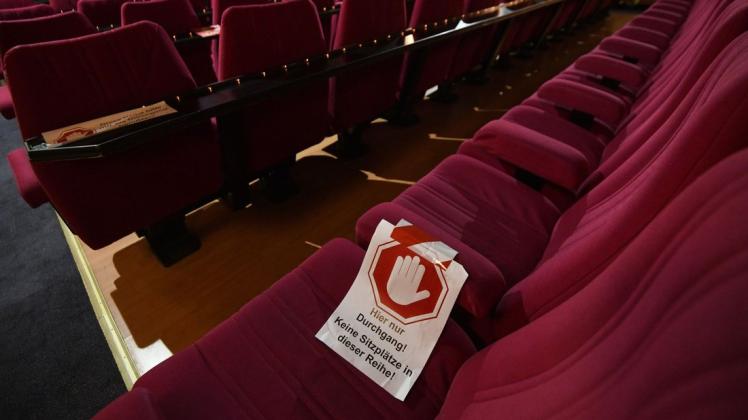 Da im Kino nur jede zweite Reihe belegt werden darf, können die verfügbaren Sitze manchmal schnell vergeben sein.