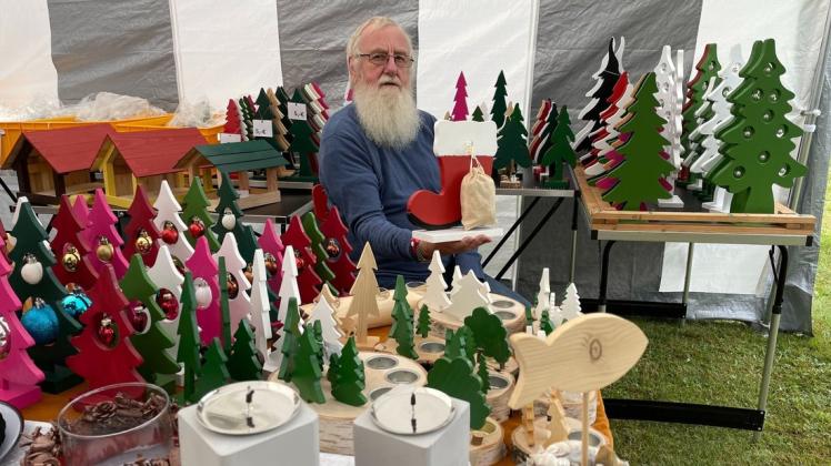 Bietet seine weihnachtlichen Holzarbeiten auch beim Landeserntedankfest in Dobbertin an: Günter Spieker aus Güstrow.