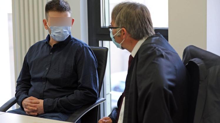 Der junge Mann soll im März in Güstrow im Streit um Drogenschulden mit einem Messer 29 Mal auf seinen befreundeten Dealer eingestochen haben. Der junge Mann soll im März in Güstrow im Streit um Drogenschulden mit einem Messer 29 Mal auf seinen befreundeten Dealer eingestochen haben.