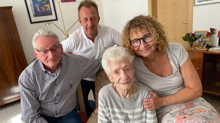 Gertrud Blohm (Mitte) ist am Dienstag 109 Jahre alt geworden. Sie feierte das Ereignis mit dem ehemaligen Nachbarn Wolfgang Hackl (l.) sowie Maria und Thomas Mrosk aus Papenburg. Maria Mrosk kam schon seit 1961 mit ihren Eltern als FDGB-Urlauber zu den Blohms nach Warnemünde. Daraus ist eine Freundschaft entstanden, die bis heute anhält.