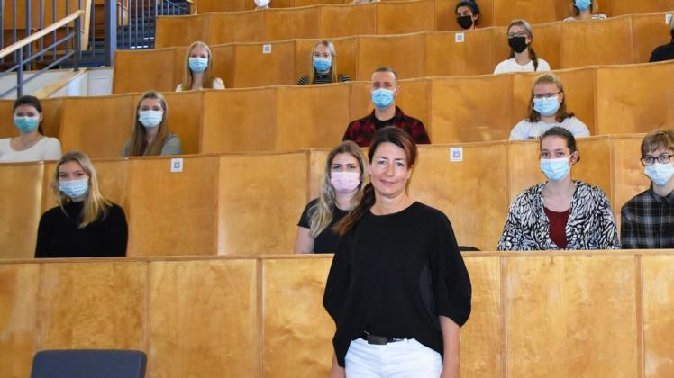 Mehr als 100 Azubis starten an der Unimedizin ihre Laufbahn. Pflegevorstand Annett Laban freut sich über den Zuwachs an der UMR. Mehr als 100 Azubis starten an der Unimedizin ihre Laufbahn. Pflegevorstand Annett Laban freut sich über den Zuwachs an der UMR.