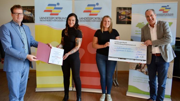 Das Projekt „Girlsunited“ vom Internationalen FC Rostock wurde von Torsten Renz (links, Innenminister MV) und Andreas Bluhm (Präsident des Landesportbundes) mit dem Sonderpreis „Sport statt Gewalt“ ausgezeichnet. Janine Hantke (links) und Laura Gieseking nahmen den Preis in der Sportschule Güstrow entgegen. Das Projekt „Girlsunited“ vom Internationalen FC Rostock wurde von Torsten Renz (links, Innenminister MV) und Andreas Bluhm (Präsident des Landesportbundes) mit dem Sonderpreis „Sport statt Gewalt“ ausgezeichnet. Janine Hantke (links) und Laura Gieseking nahmen den Preis in der Sportschule Güstrow entgegen.