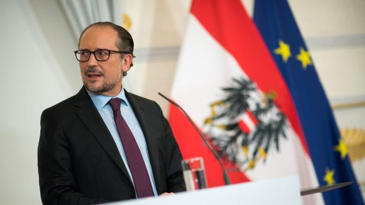 Alexander Schallenberg (ÖVP), Bundeskanzler von Österreich, spricht auf einer Pressekonferenz.